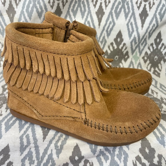 Minnetonka moccasin boots - Picture 1 of 6